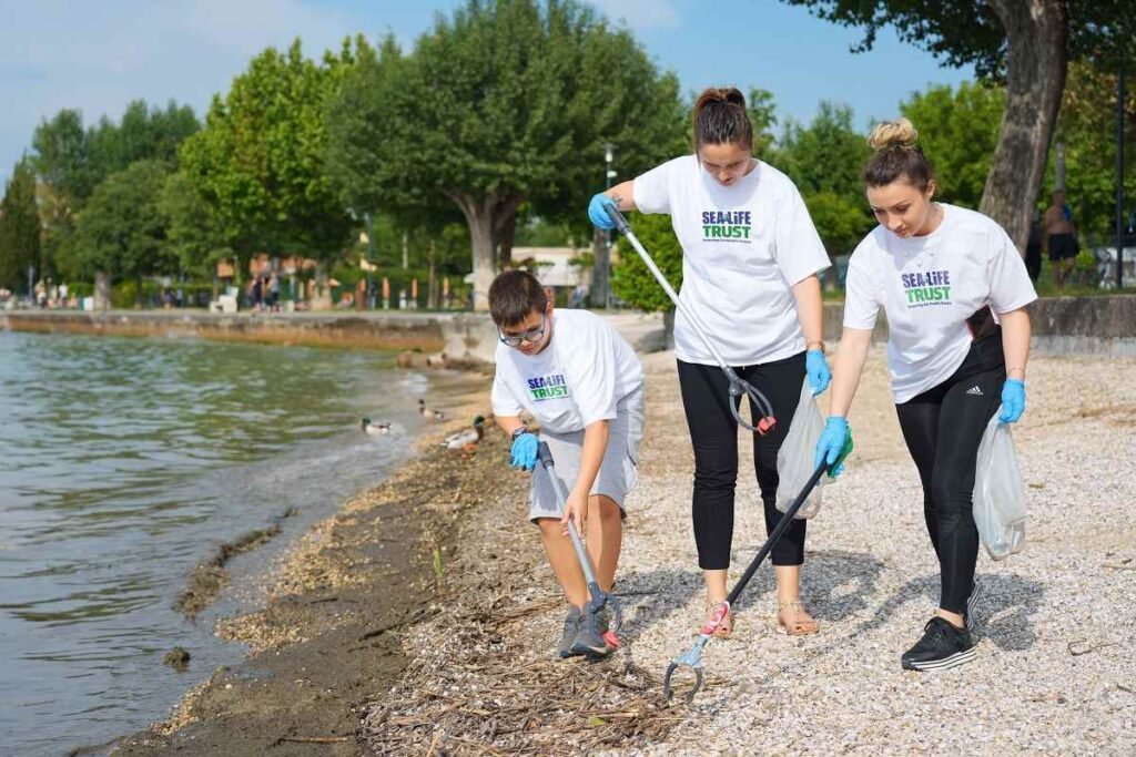 Volontari Gardaland SEA LIFE durante il Global Beach Clean 2023